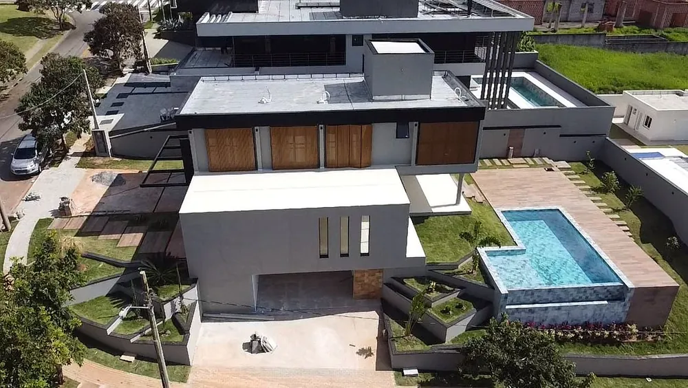 Vista aérea da residência com piscina