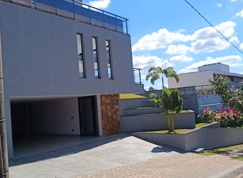 Fachada e varanda da residência entregue
