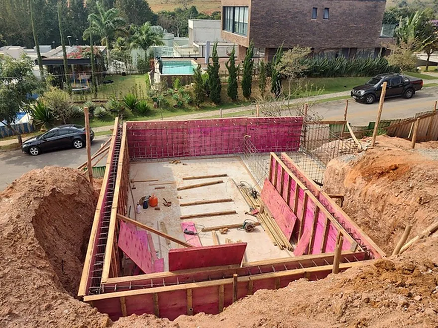 Fundação e piscina em execução no condomínio em Atibaia