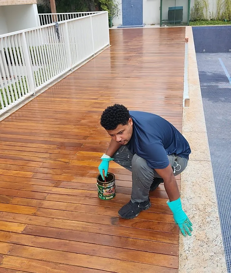 Execução de deck de madeira e piscina revestida