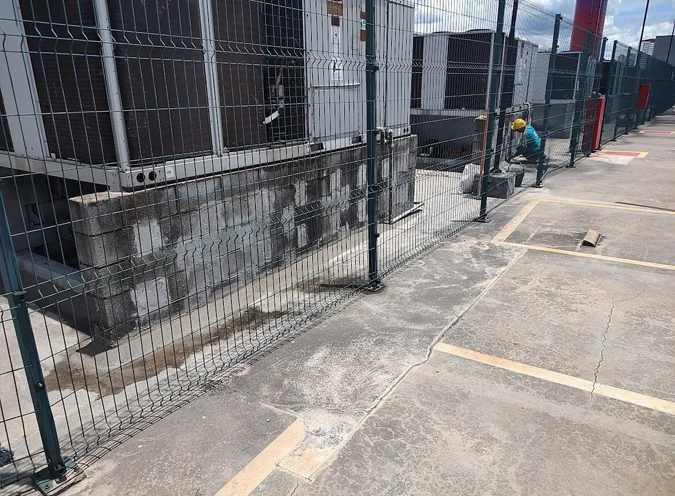 Gradil, muro e pátio recuperados pela Zgrada