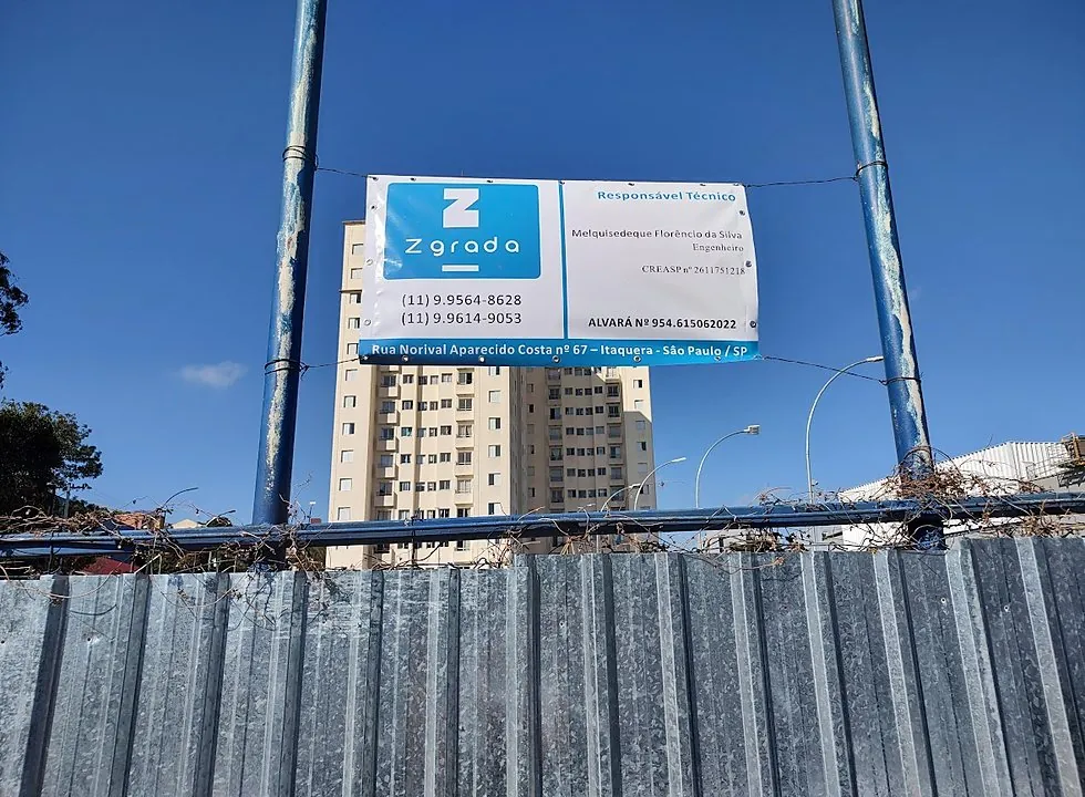 Canteiro sinalizado com placa da Zgrada Engenharia